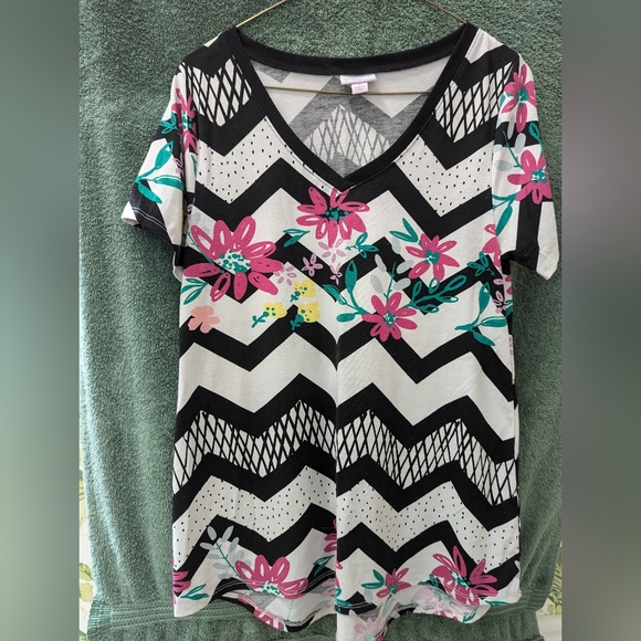 LuLaRoe top Small - Picture 1 of 6